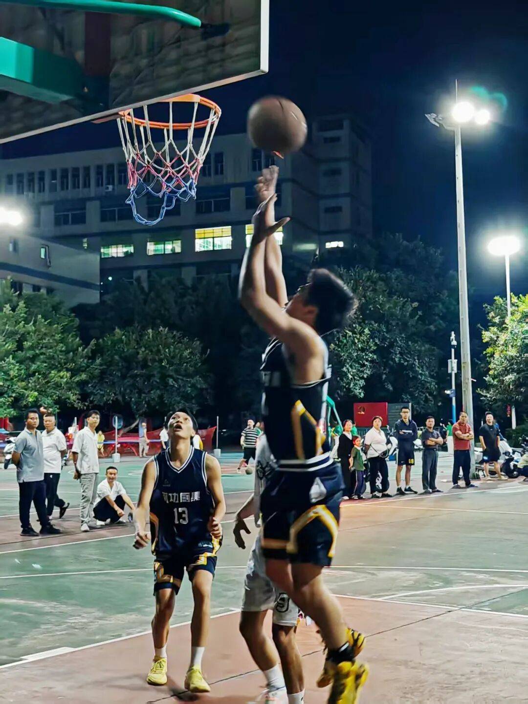 精彩不断，篮球场上充满悬念