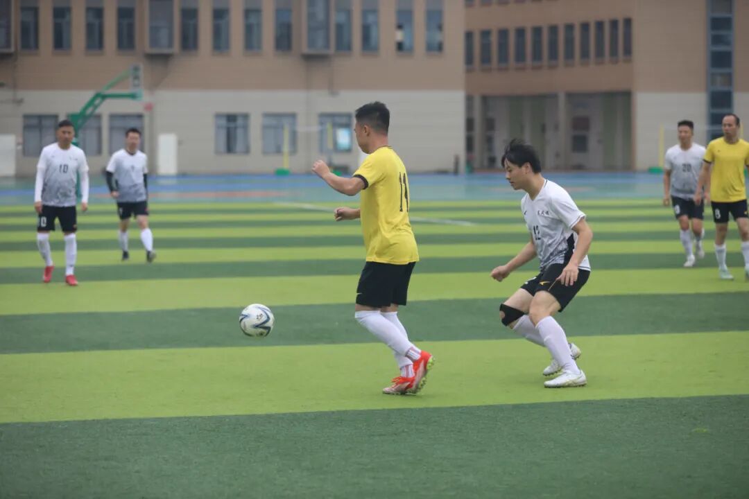 足球大赛在即，球员备受关注