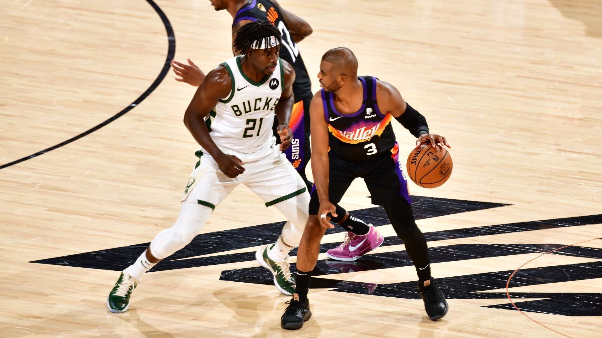 天津队鏖战雄鹿，布克状态火热