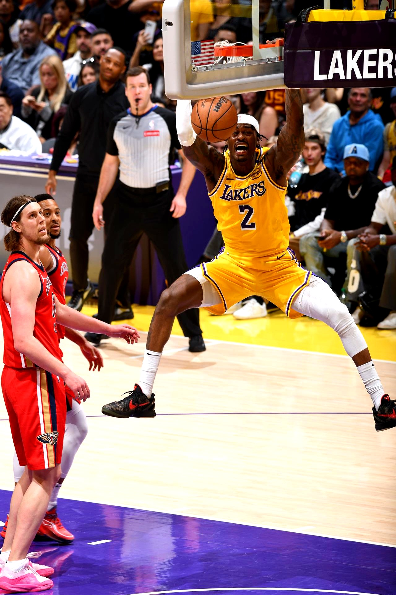 雷速体育直播官网-湖人鏖战江苏队，麦科勒姆点燃赛场