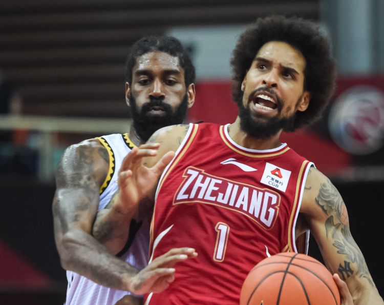 雷速体育比分直播-辽宁队横扫上海队，霍勒迪刷新纪录