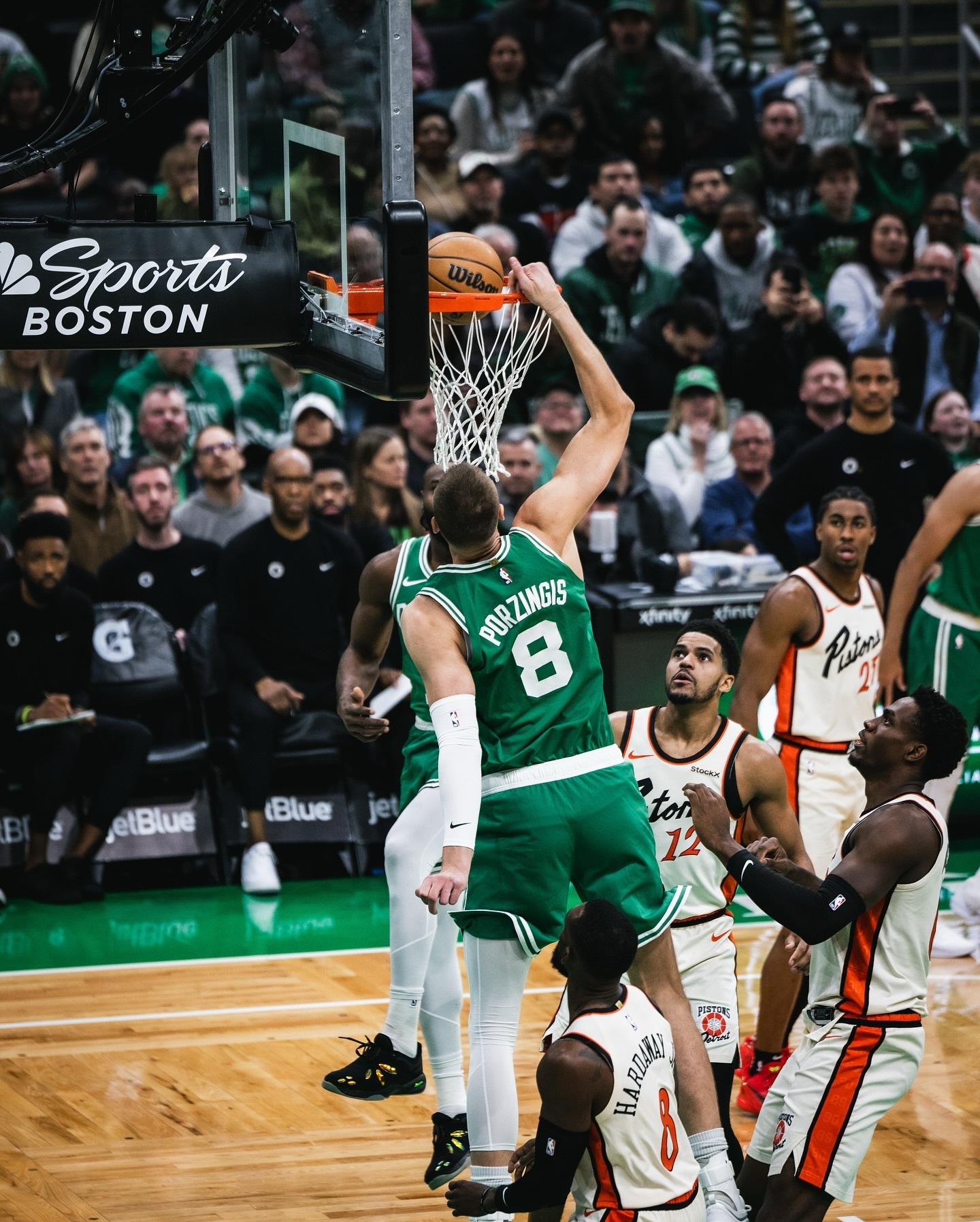 红牛二队险胜迈凯伦，汉密尔顿统治全场