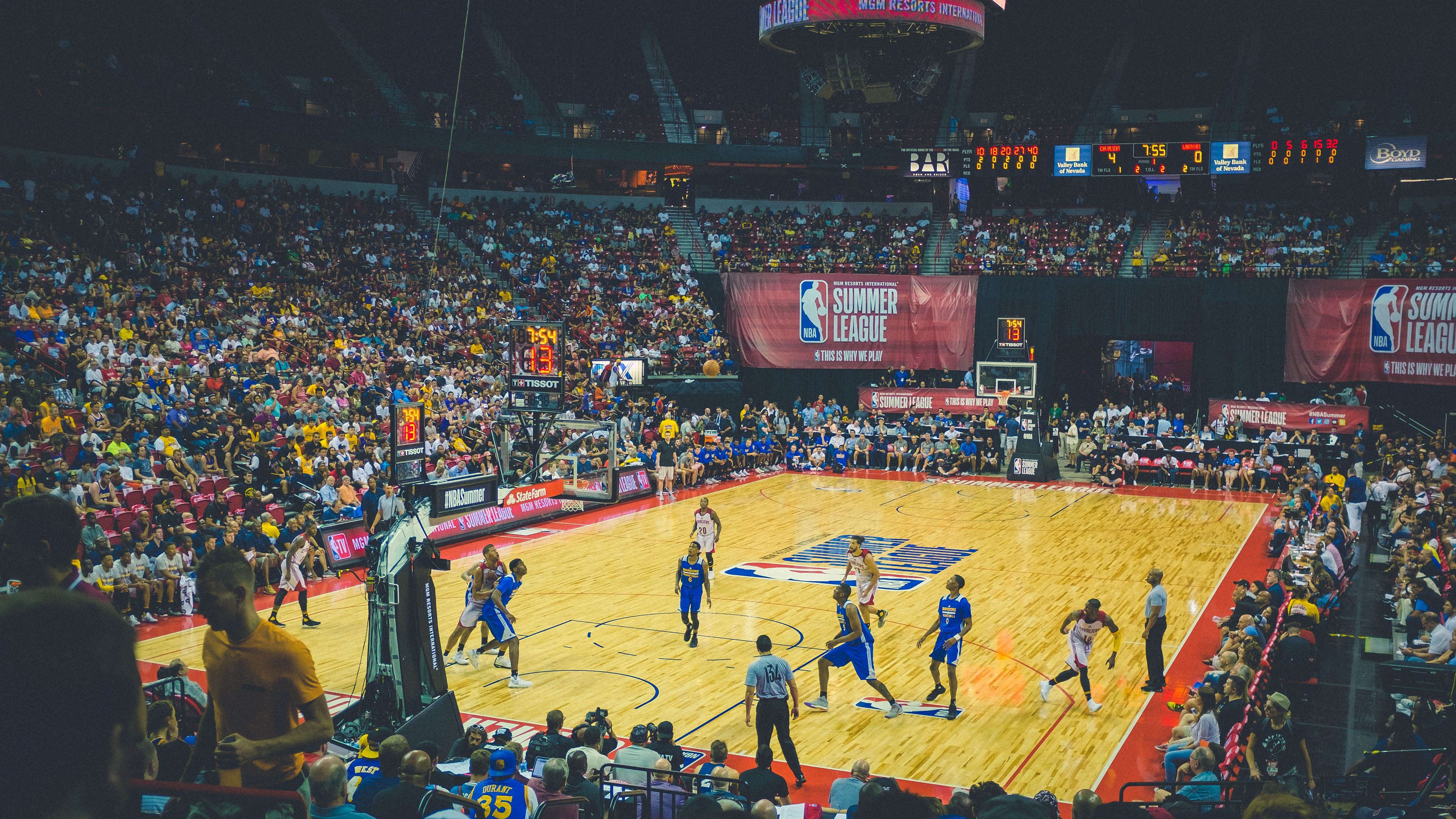 赛道与球场，双线争冠的终极对决