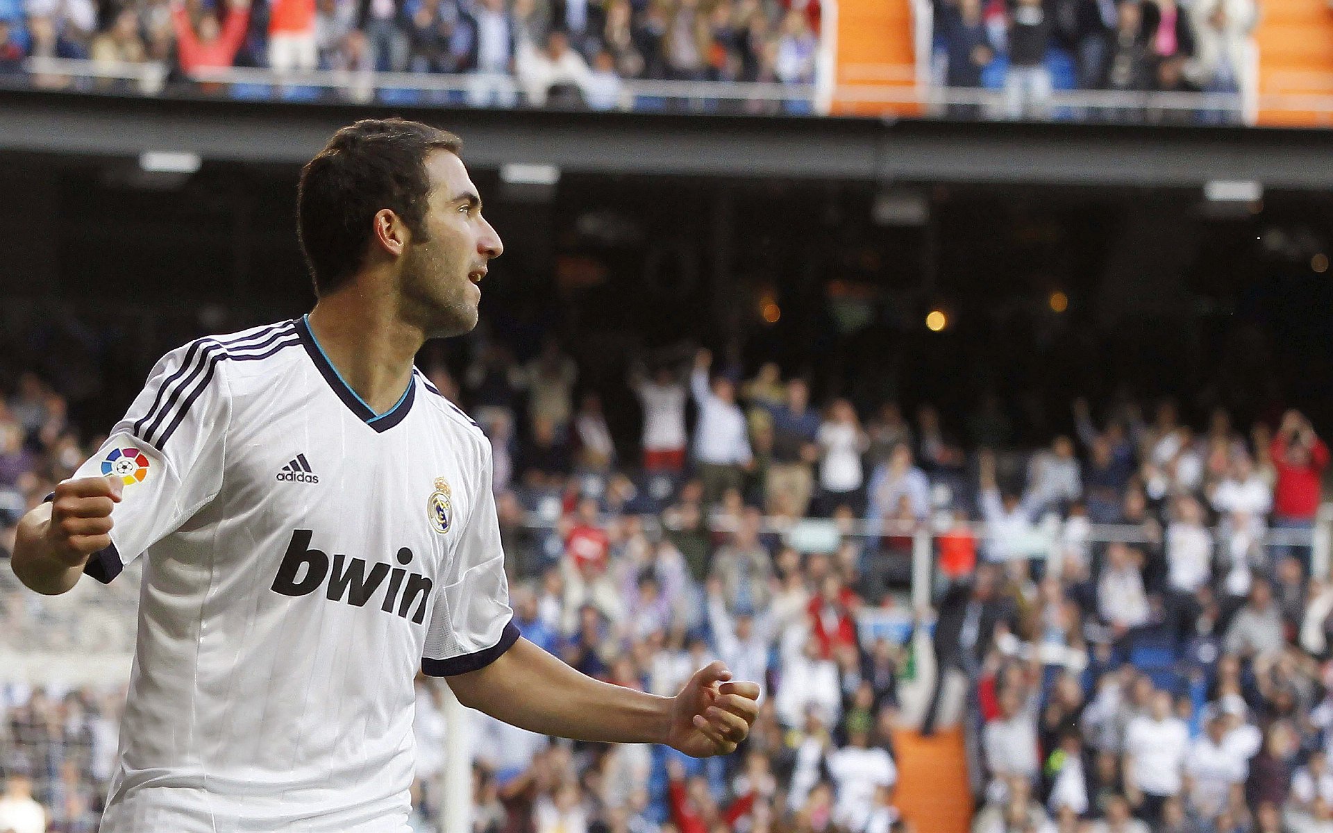 欧冠淘汰赛焦点战，比利时稳守反击，曼城控球优势难掩致命短板