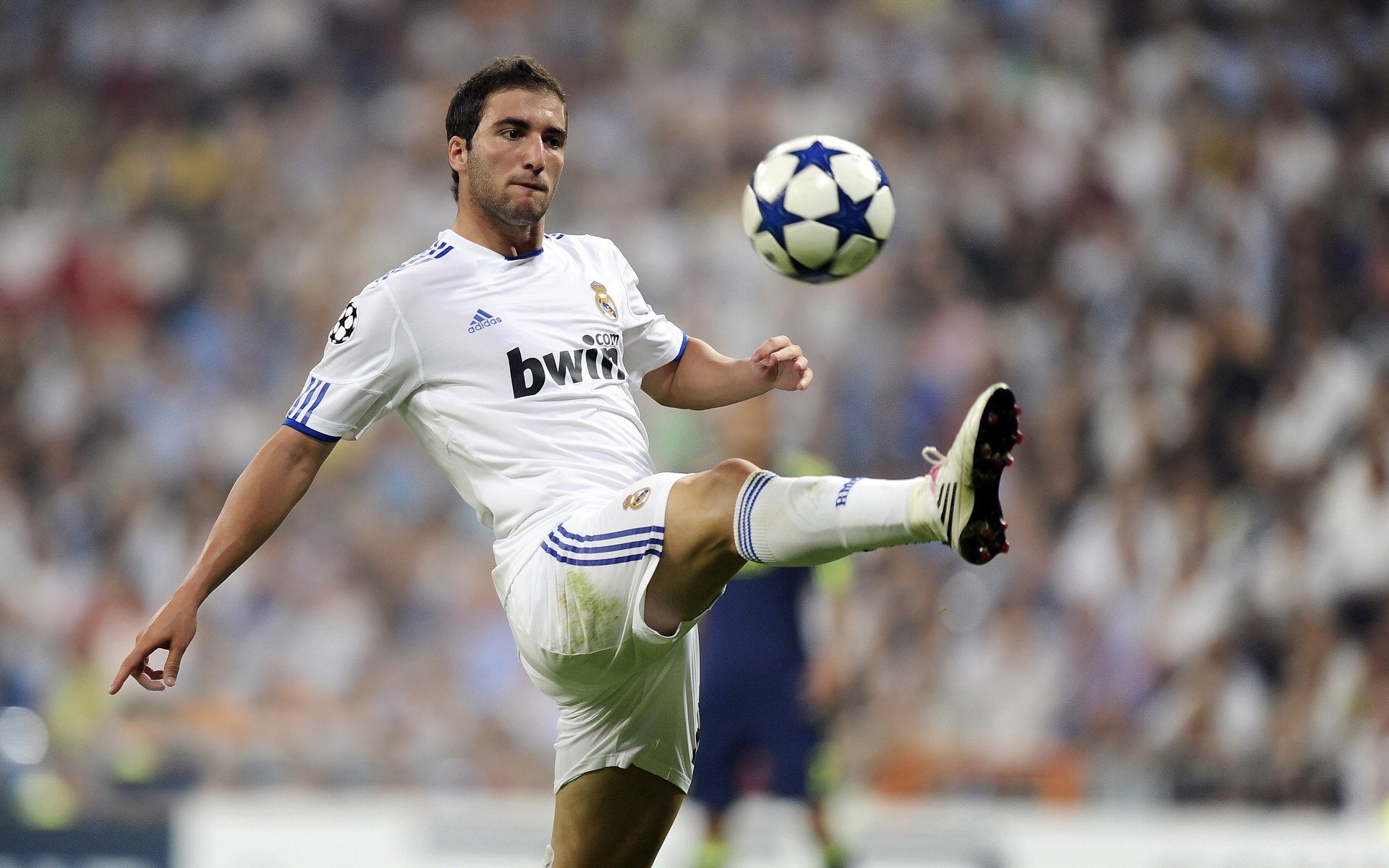 铁腰镇山河,楚阿梅尼统治级表现引领利物浦鏖战克敌