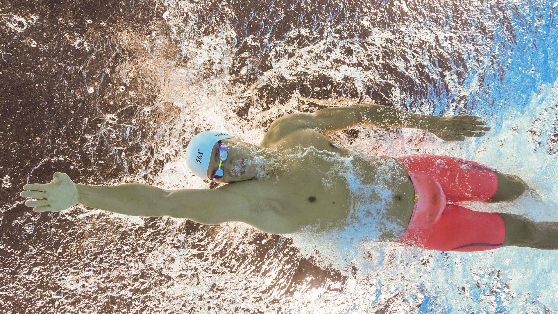 绿茵场上的双重奏，拜仁铁蹄碾压瑞士，梅西神迹再刷新纪元